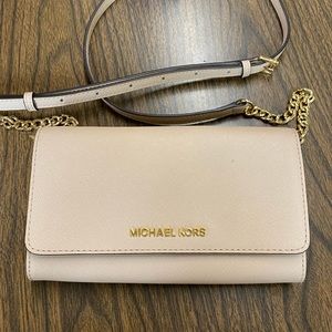 Michael Kors Crossbody Wallet on chain